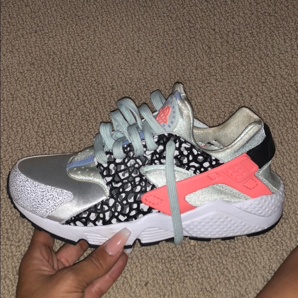 Sneakers size is snug it’s not true 7.5